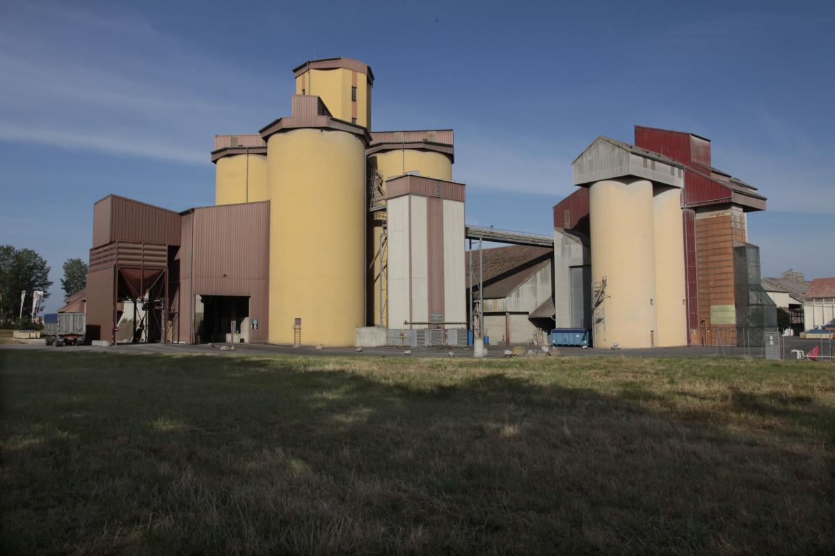 vue de l'exposition "Silos de l'Eure sur rideau de blé"