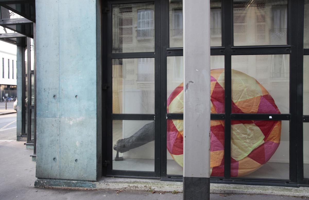 Ballons 2000. Papier de soie. 1,40 à 2,10 m de diamètre
