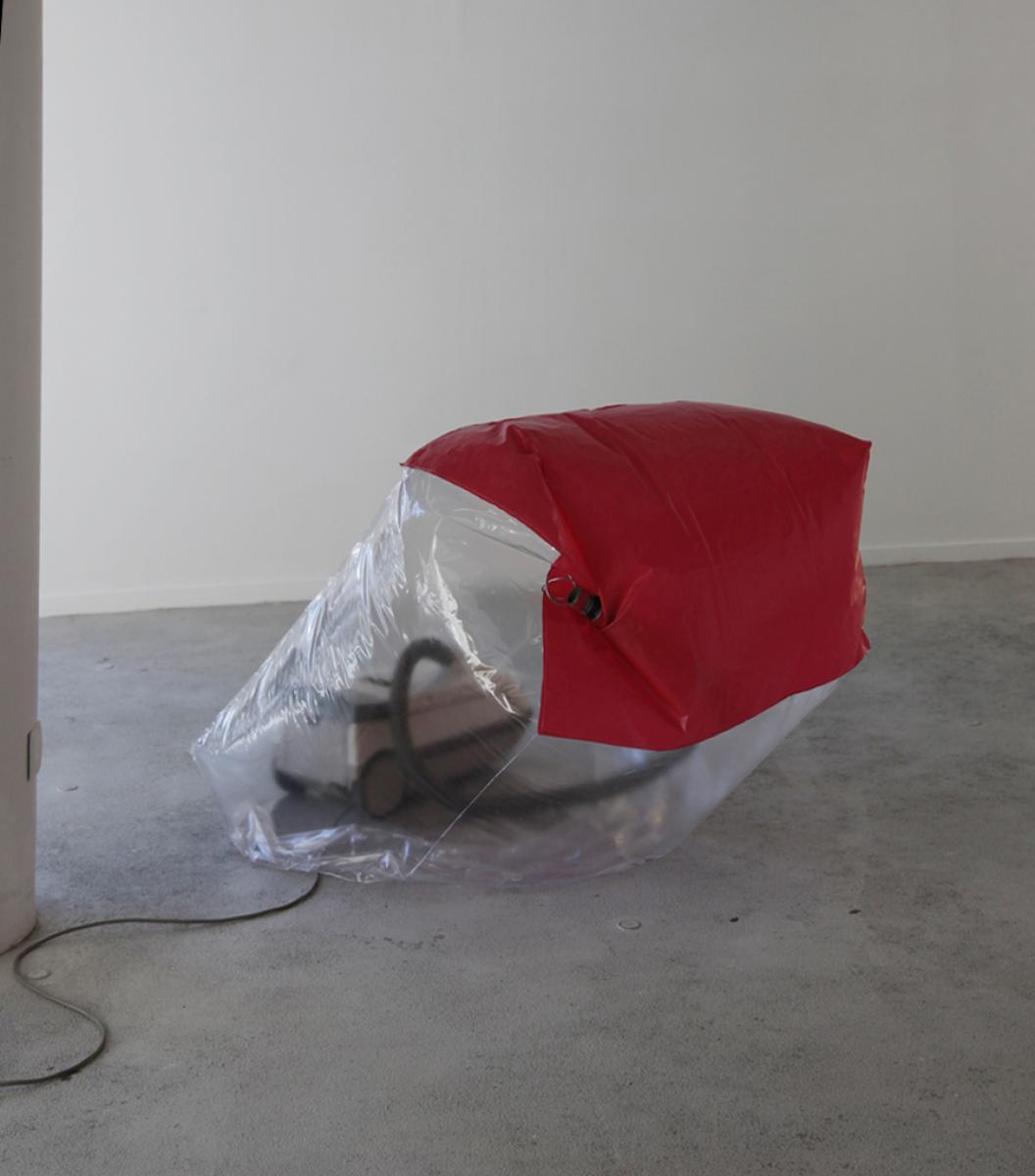 Autosuffisance. 2009. Film Cristal et polyanne cousu. 120 x 100 x 70 cm