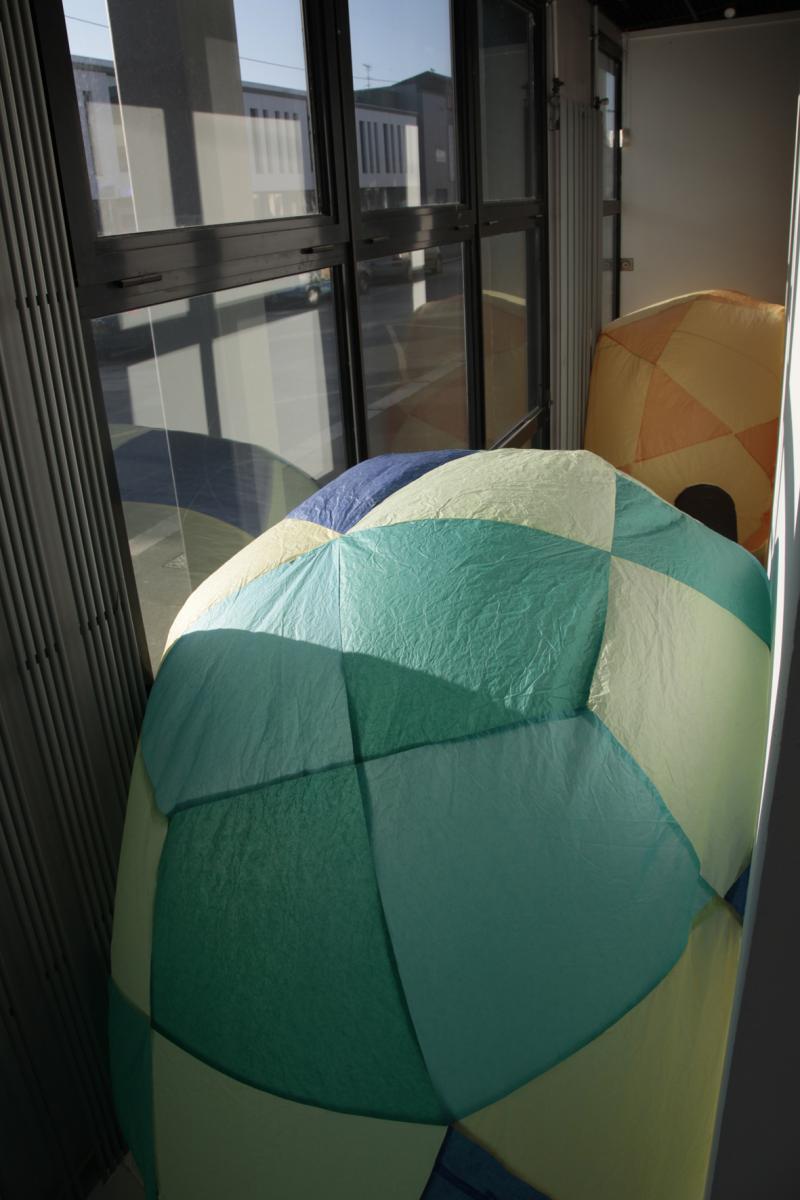 Ballons 2000. Papier de soie. 1,40 à 2,10 m de diamètre