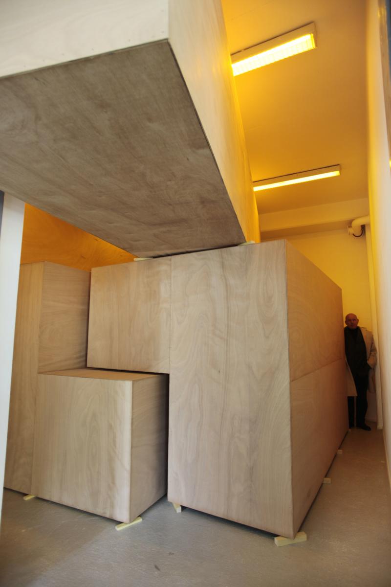 Soustraction 2009. Bois et éclairage. 4 x 5,5 x 5,5 m